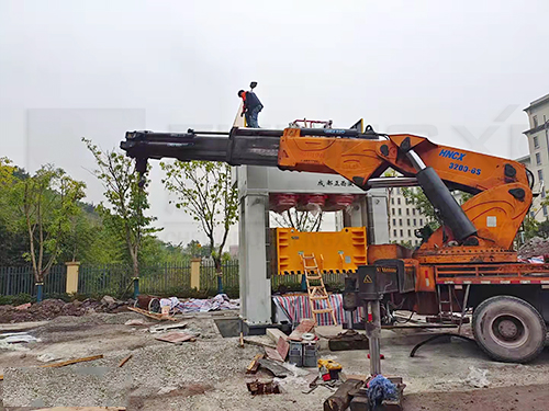 4000噸液壓機(jī)在安裝過程中吊機(jī)在工作 4000噸液壓機(jī)在安裝過程中吊機(jī)在工作